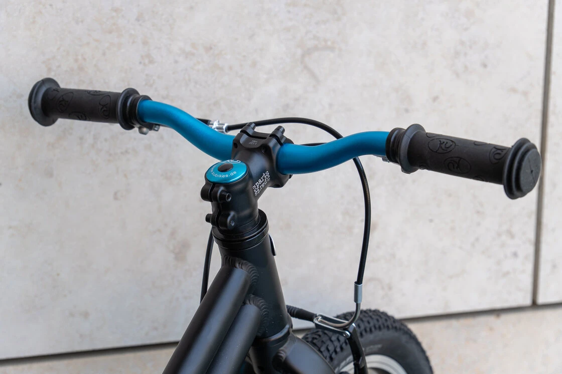 Lekki rower dla dziecka KUbikes 16S MTB Czarny / laser niebieski