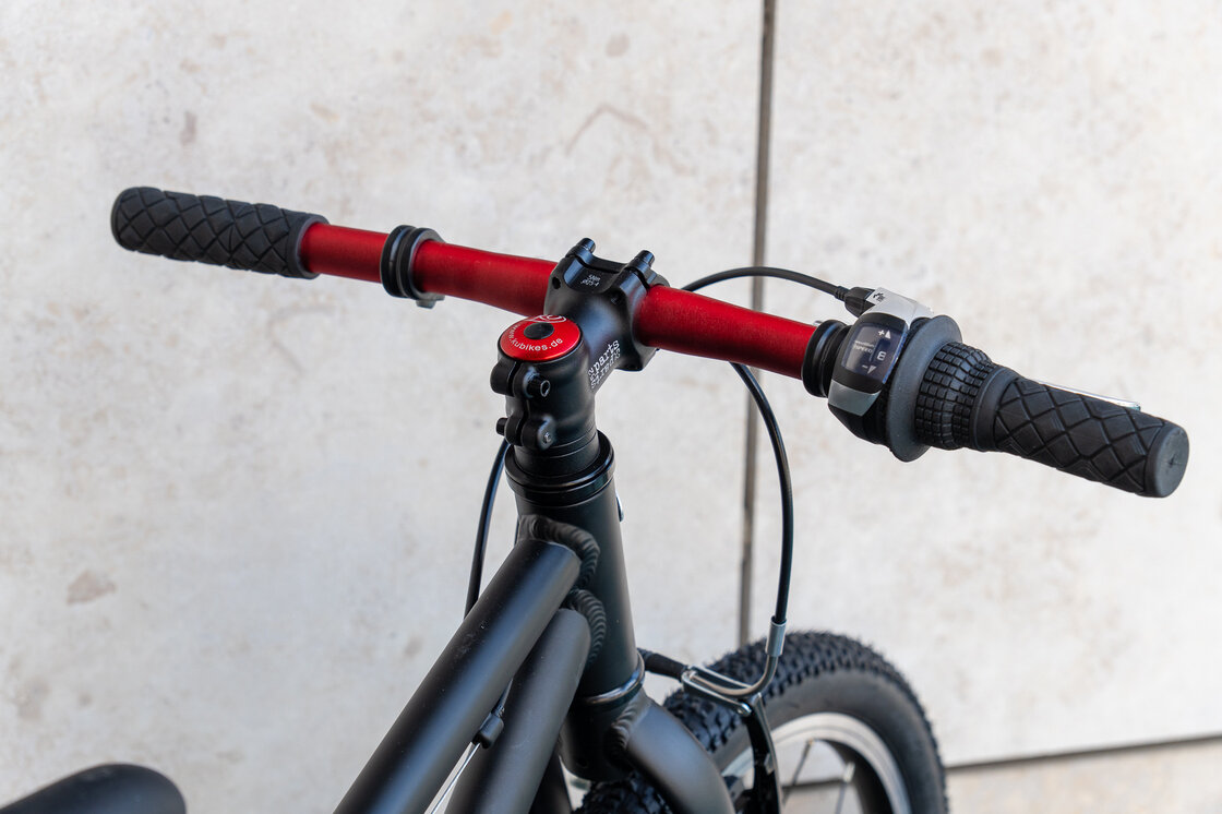 Lekki rower dla dziecka KUbikes 20 L MTB Czarny + laser red