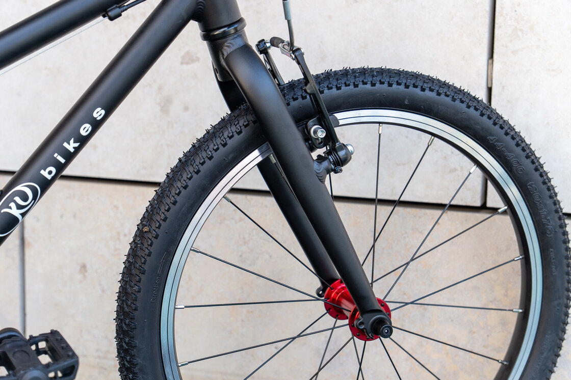 Lekki rower dla dziecka KUbikes 20 L MTB Czarny + laser red