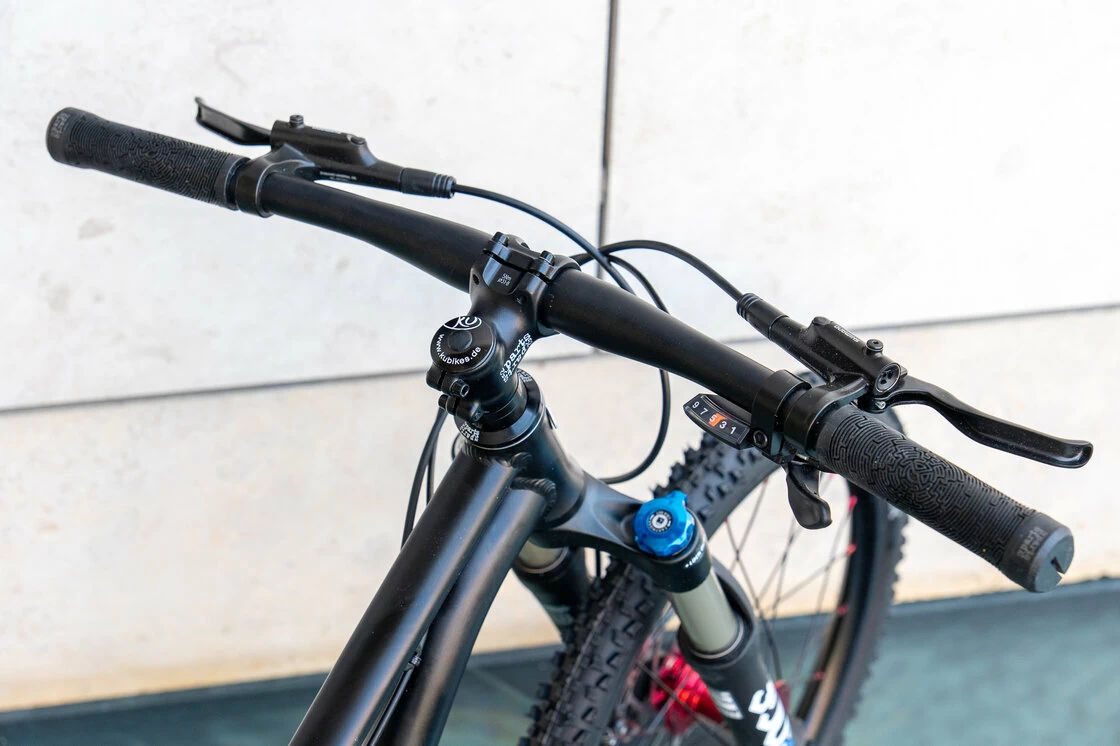 Lekki rowerek amortyzowany KUbikes 20 S MTB DISC czarny