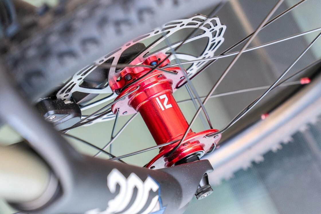Lekki rowerek amortyzowany KUbikes 20 S MTB DISC czarny