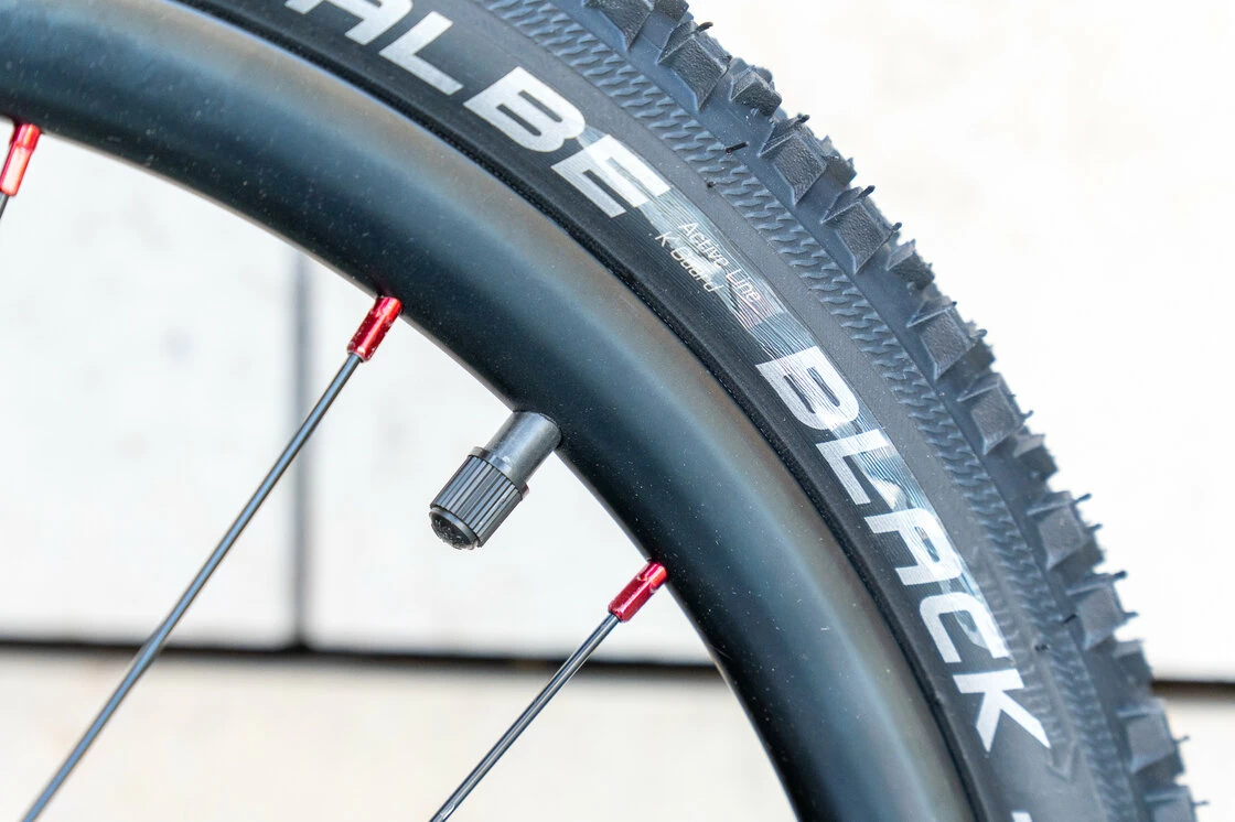 Lekki rowerek amortyzowany KUbikes 20 S MTB DISC czarny