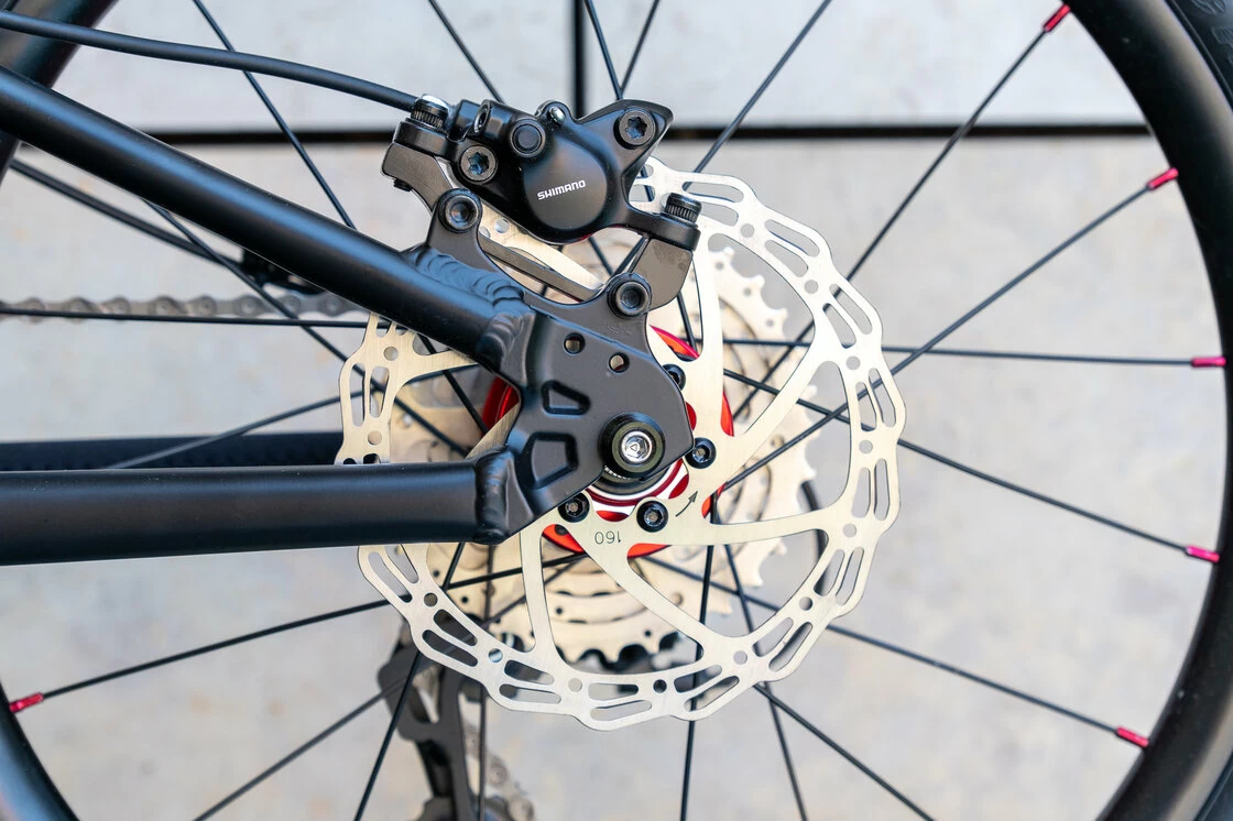 Lekki rowerek amortyzowany KUbikes 20 S MTB DISC czarny