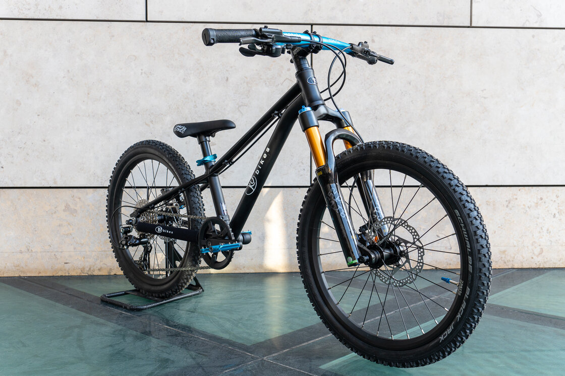 Lekki rowerek amortyzowany KUbikes 20 S MTB DISC czarny + laser blue