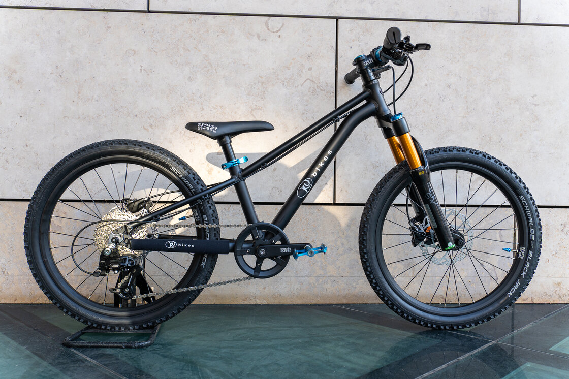 Lekki rowerek amortyzowany KUbikes 20 S MTB DISC czarny + laser blue