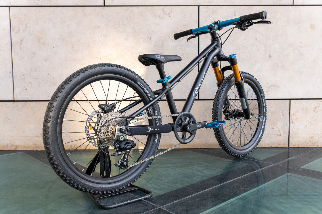 Lekki rowerek amortyzowany KUbikes 20 S MTB DISC czarny + laser blue