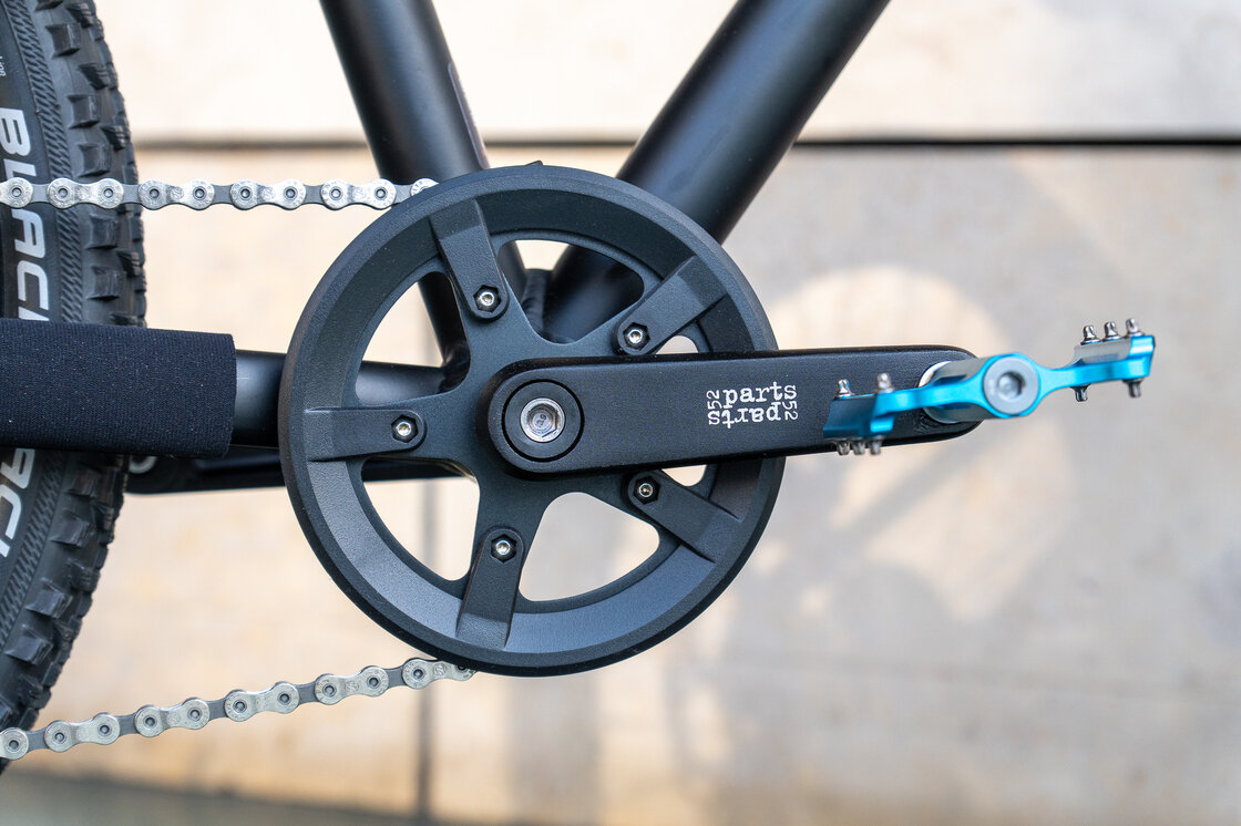 Lekki rowerek amortyzowany KUbikes 20 S MTB DISC czarny + laser blue
