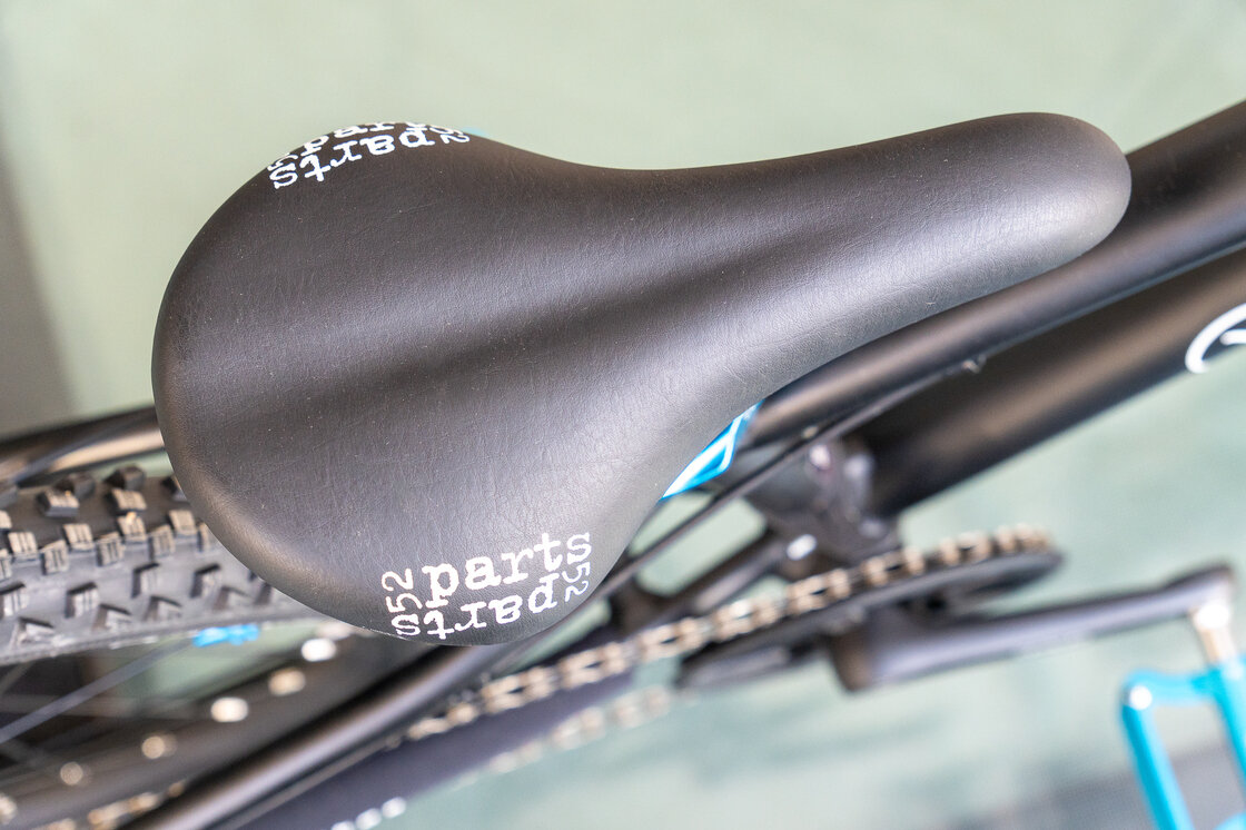 Lekki rowerek amortyzowany KUbikes 20 S MTB DISC czarny + laser blue
