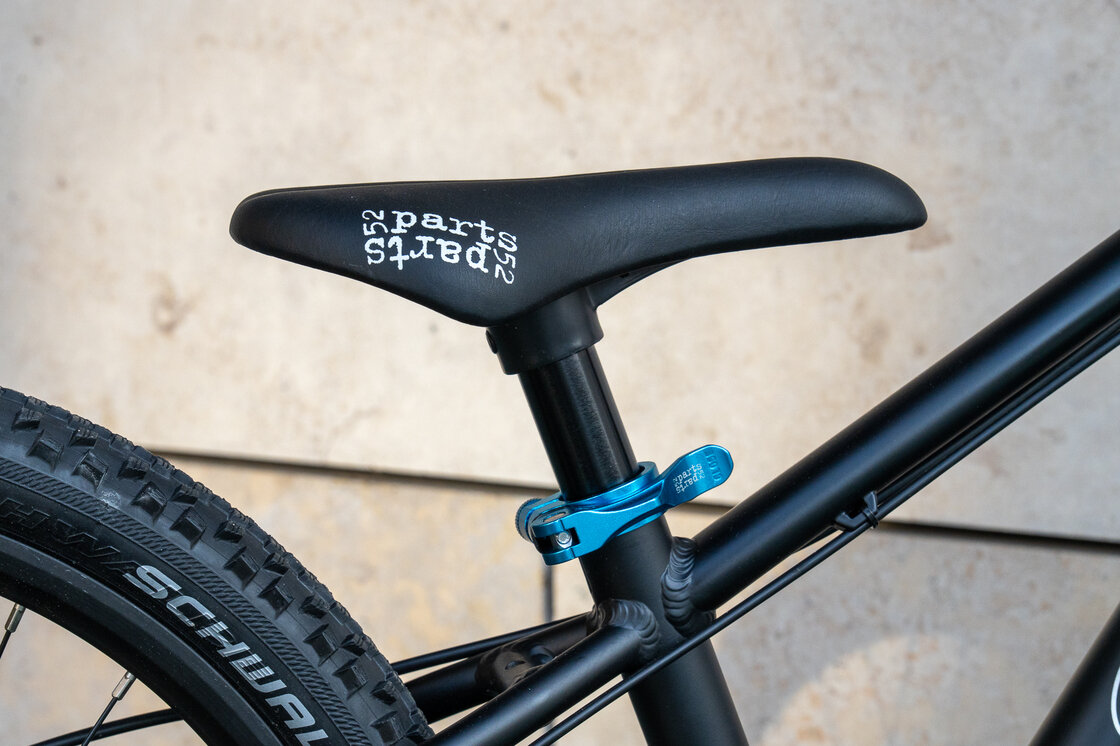 Lekki rowerek amortyzowany KUbikes 20 S MTB DISC czarny + laser blue