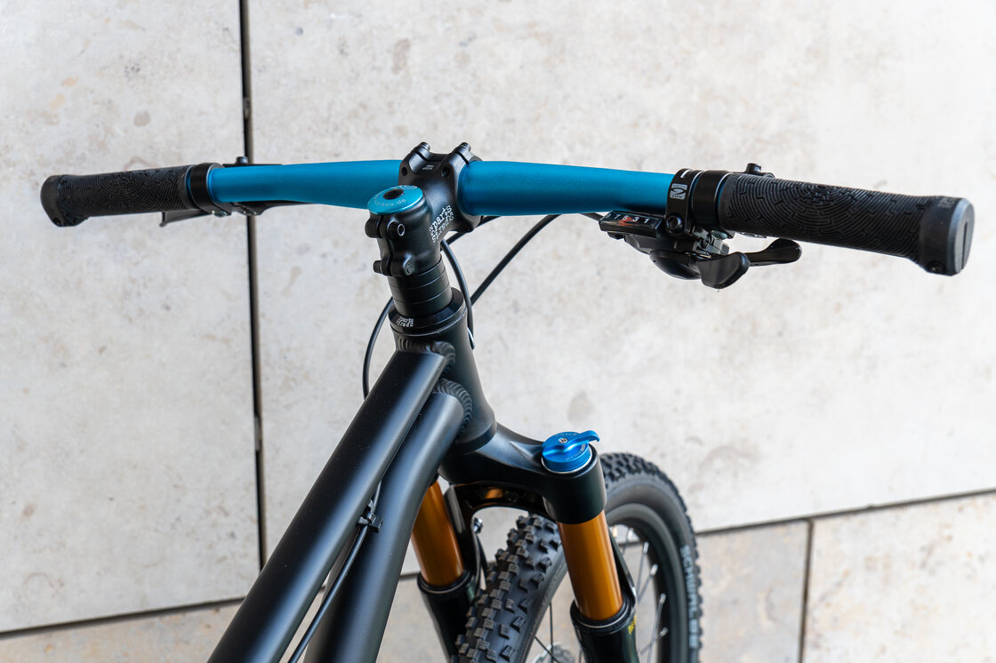 Lekki rowerek amortyzowany KUbikes 20 S MTB DISC czarny + laser blue