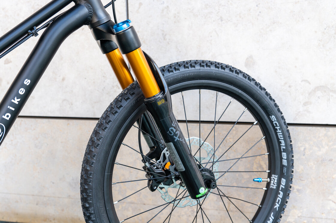 Lekki rowerek amortyzowany KUbikes 20 S MTB DISC czarny + laser blue