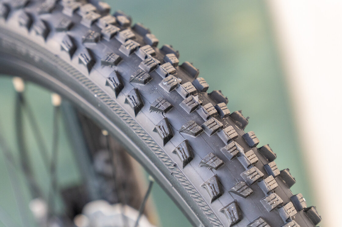 Lekki rowerek amortyzowany KUbikes 20 S MTB DISC czarny + laser blue