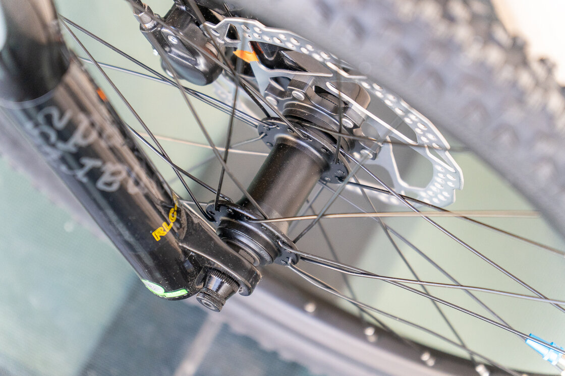 Lekki rowerek amortyzowany KUbikes 20 S MTB DISC czarny + laser blue