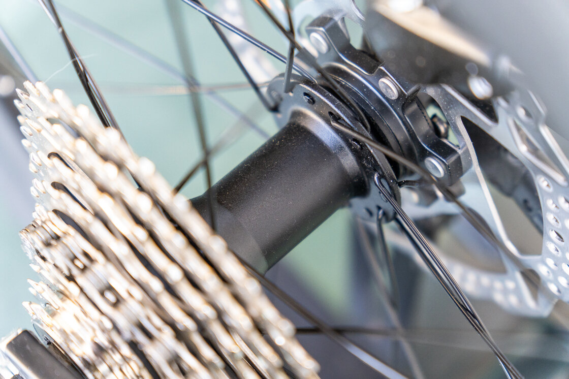 Lekki rowerek amortyzowany KUbikes 20 S MTB DISC czarny + laser blue