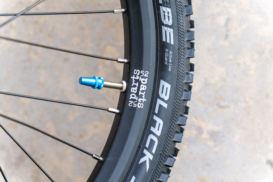Lekki rowerek amortyzowany KUbikes 20 S MTB DISC czarny + laser blue