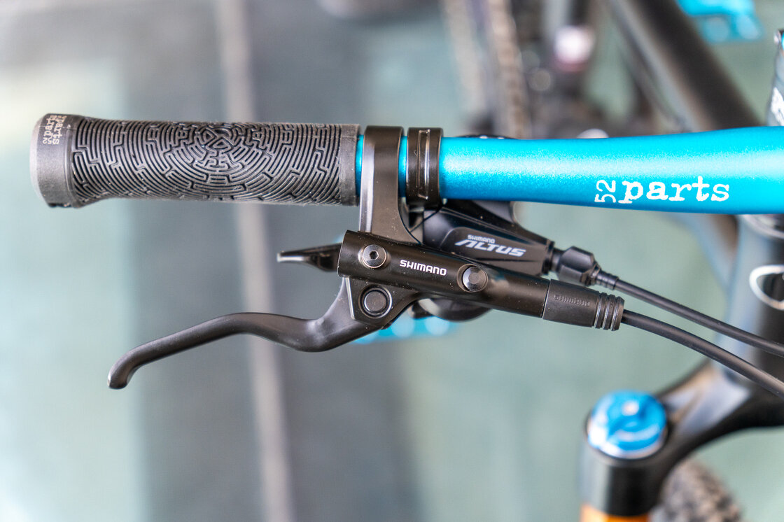 Lekki rowerek amortyzowany KUbikes 20 S MTB DISC czarny + laser blue