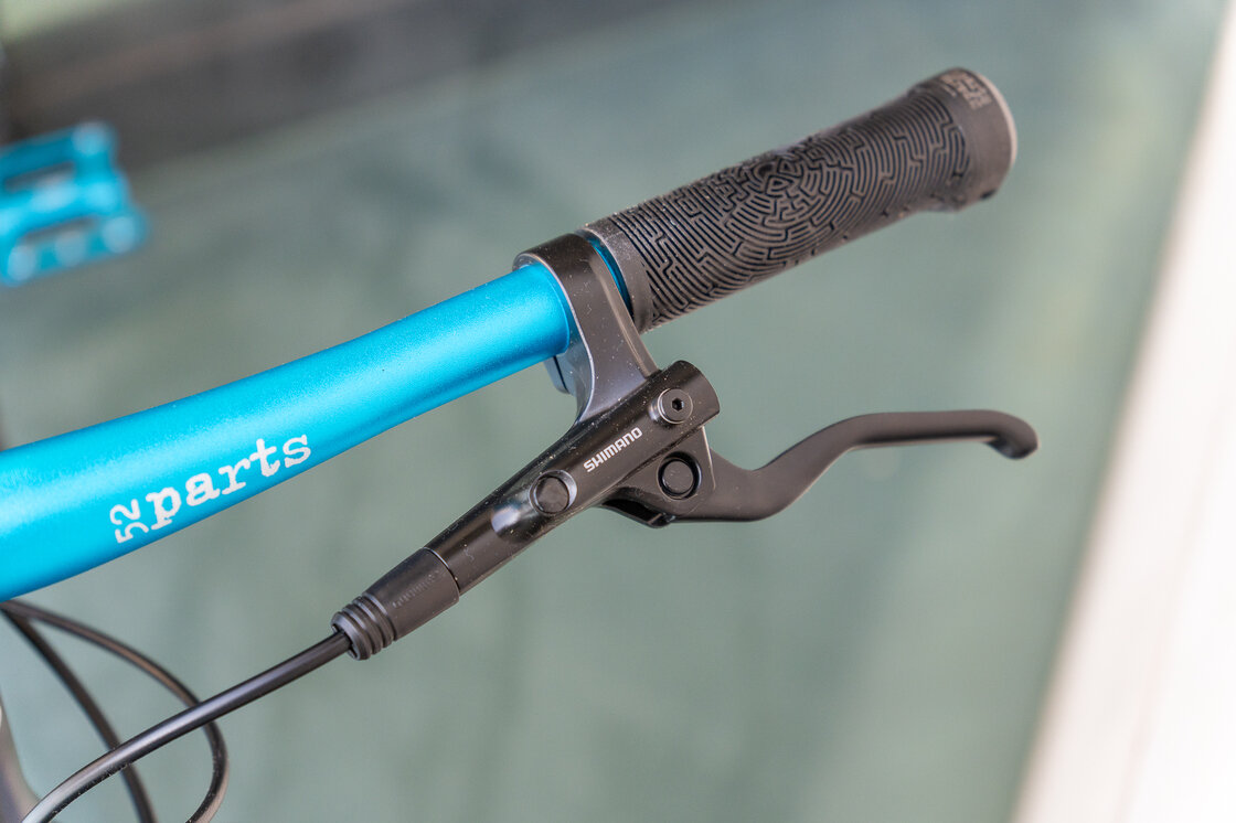 Lekki rowerek amortyzowany KUbikes 20 S MTB DISC czarny + laser blue