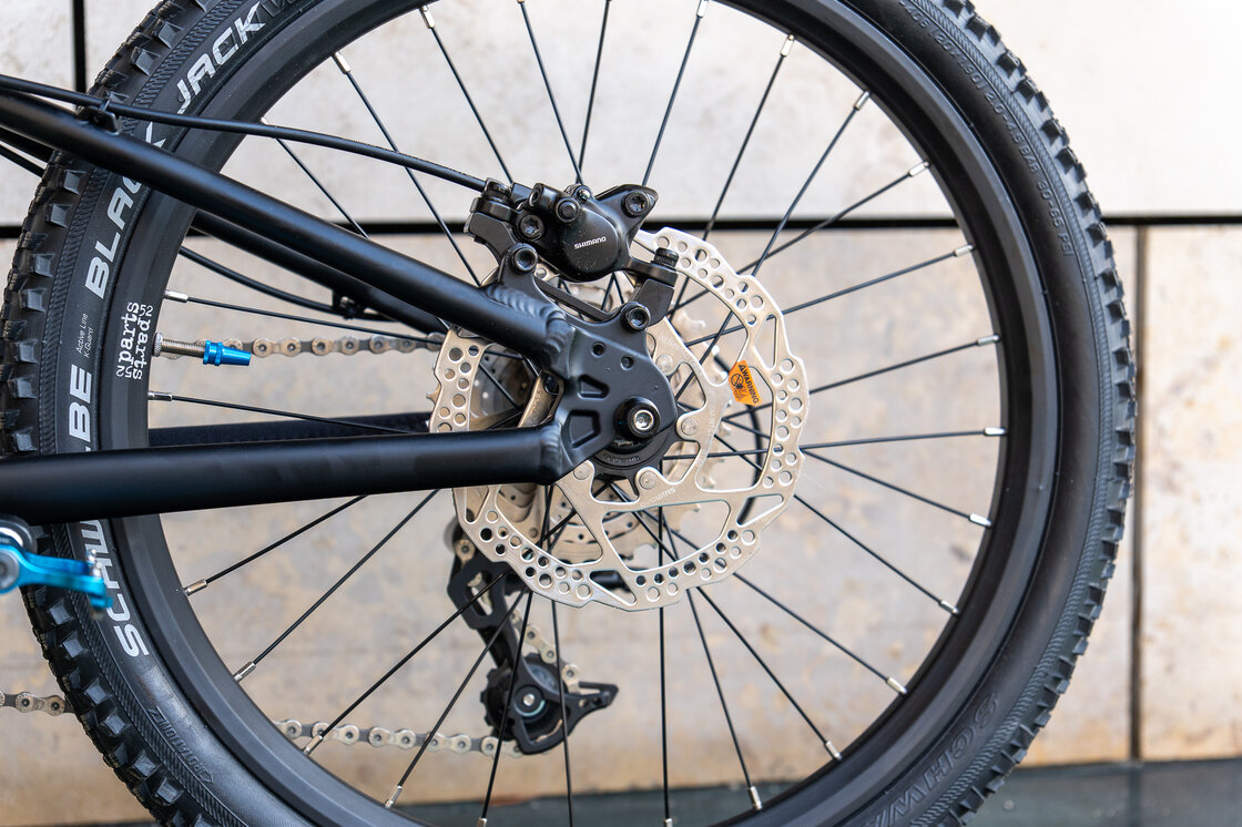 Lekki rowerek amortyzowany KUbikes 20 S MTB DISC czarny + laser blue