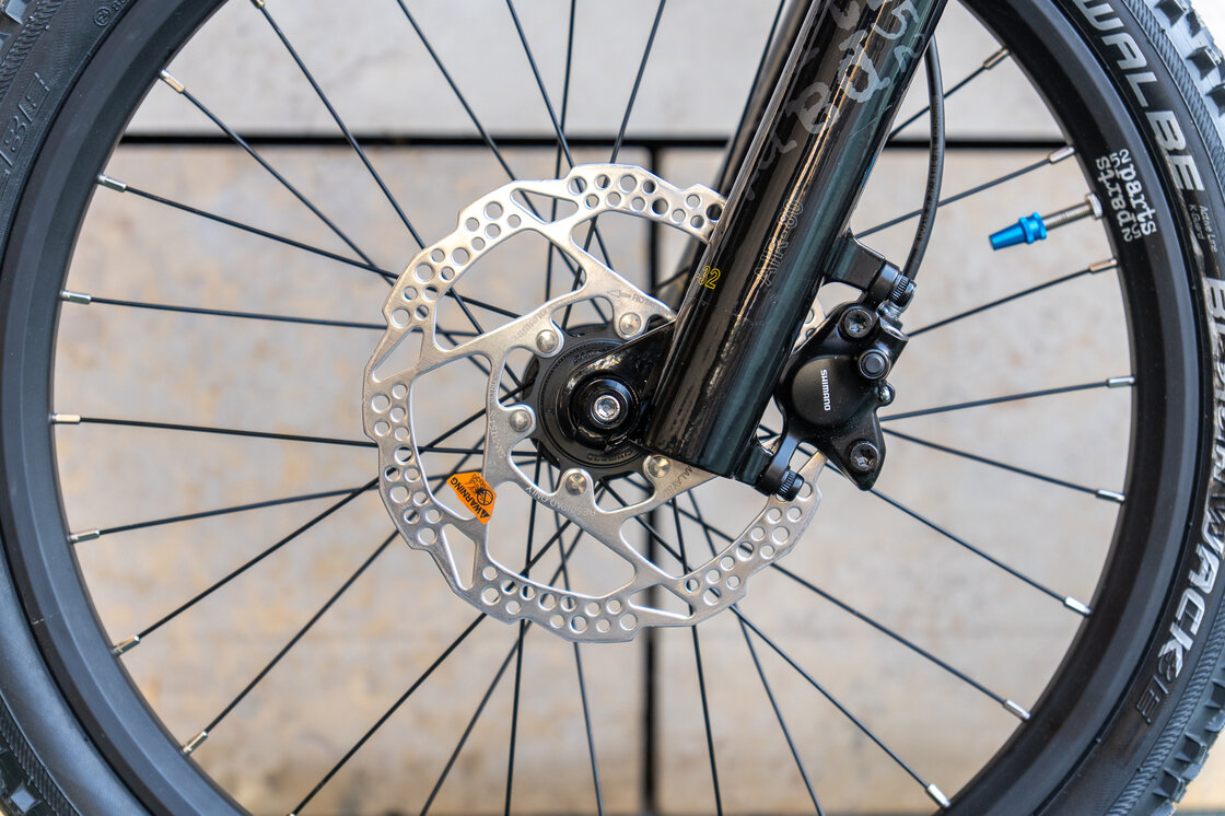 Lekki rowerek amortyzowany KUbikes 20 S MTB DISC czarny + laser blue