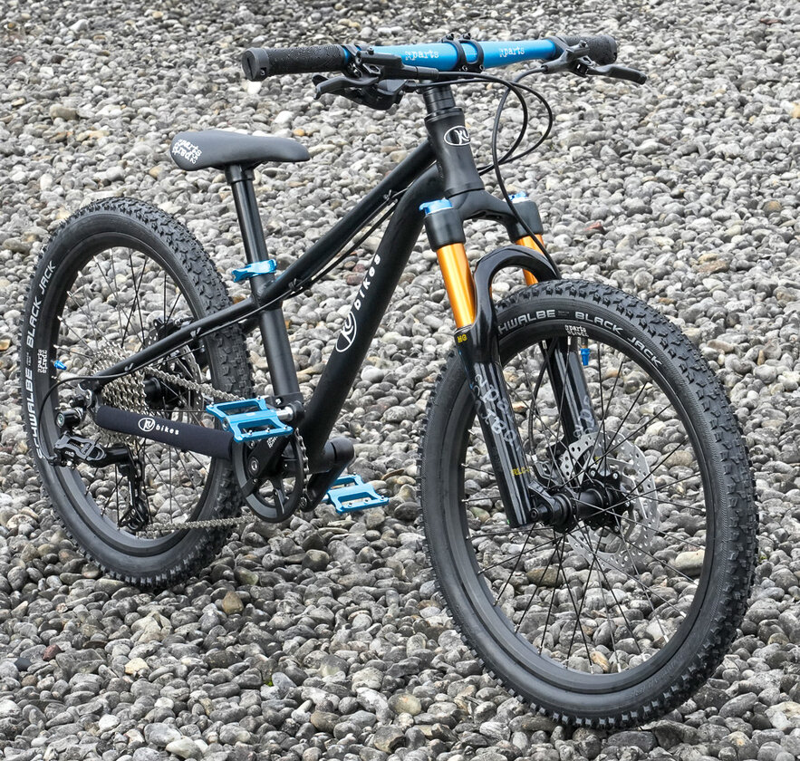 Lekki rowerek amortyzowany KUbikes 20 S MTB DISC czarny + laser blue