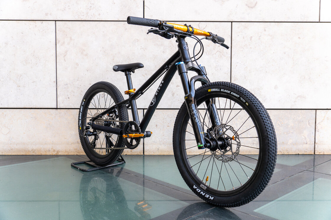 Lekki rowerek amortyzowany KUbikes 20 S MTB DISC Czarny + Laser Gold