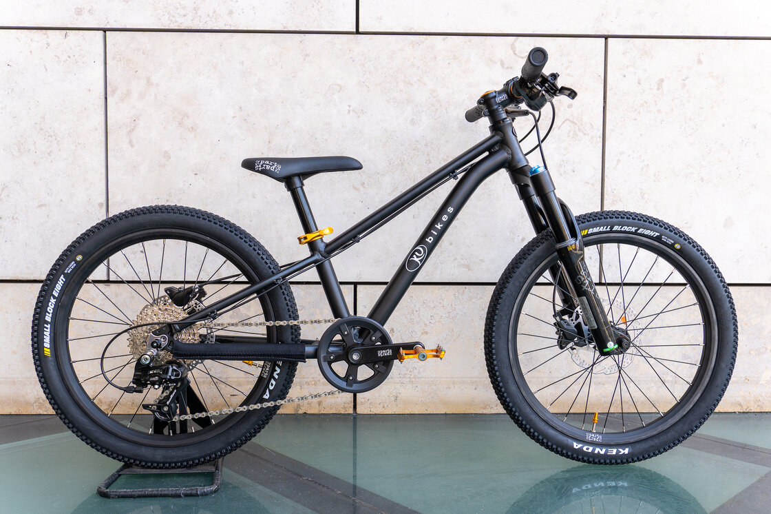 Lekki rowerek amortyzowany KUbikes 20 S MTB DISC Czarny + Laser Gold