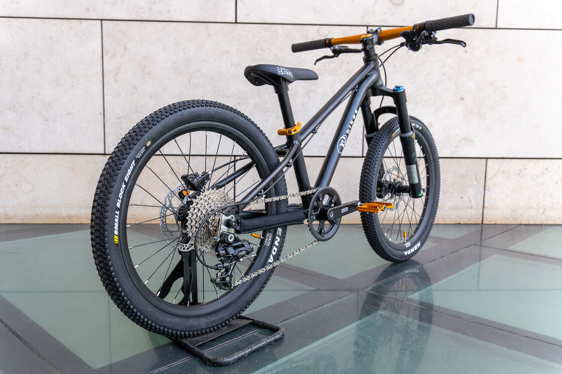 Lekki rowerek amortyzowany KUbikes 20 S MTB DISC Czarny + Laser Gold