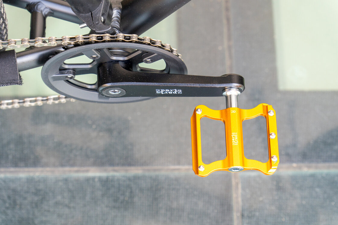 Lekki rowerek amortyzowany KUbikes 20 S MTB DISC Czarny + Laser Gold