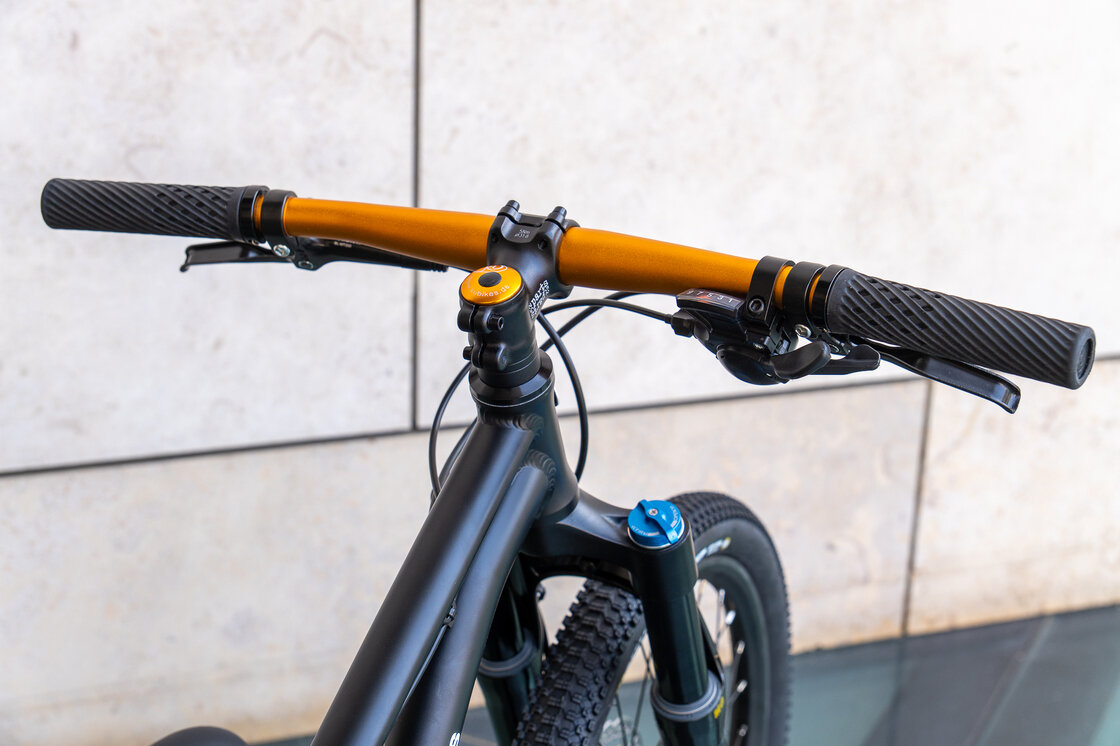 Lekki rowerek amortyzowany KUbikes 20 S MTB DISC Czarny + Laser Gold