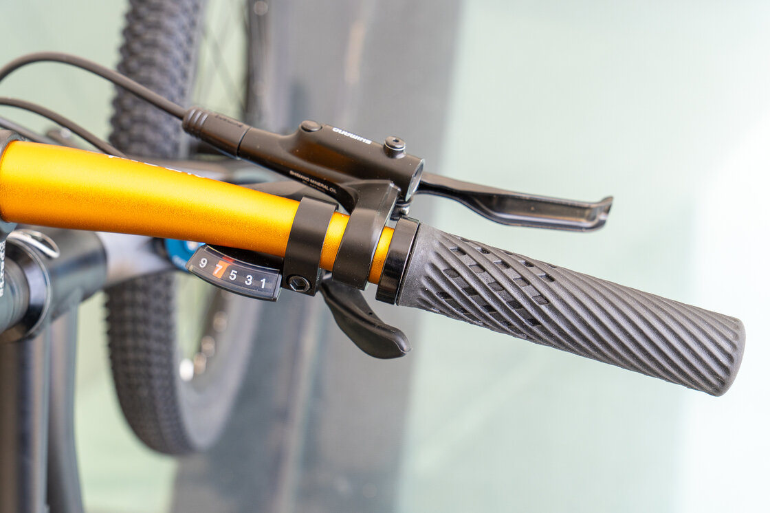 Lekki rowerek amortyzowany KUbikes 20 S MTB DISC Czarny + Laser Gold