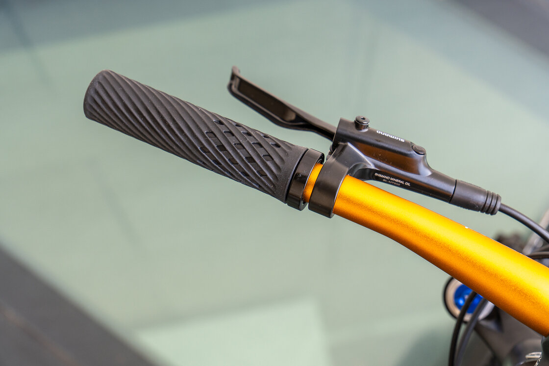 Lekki rowerek amortyzowany KUbikes 20 S MTB DISC Czarny + Laser Gold