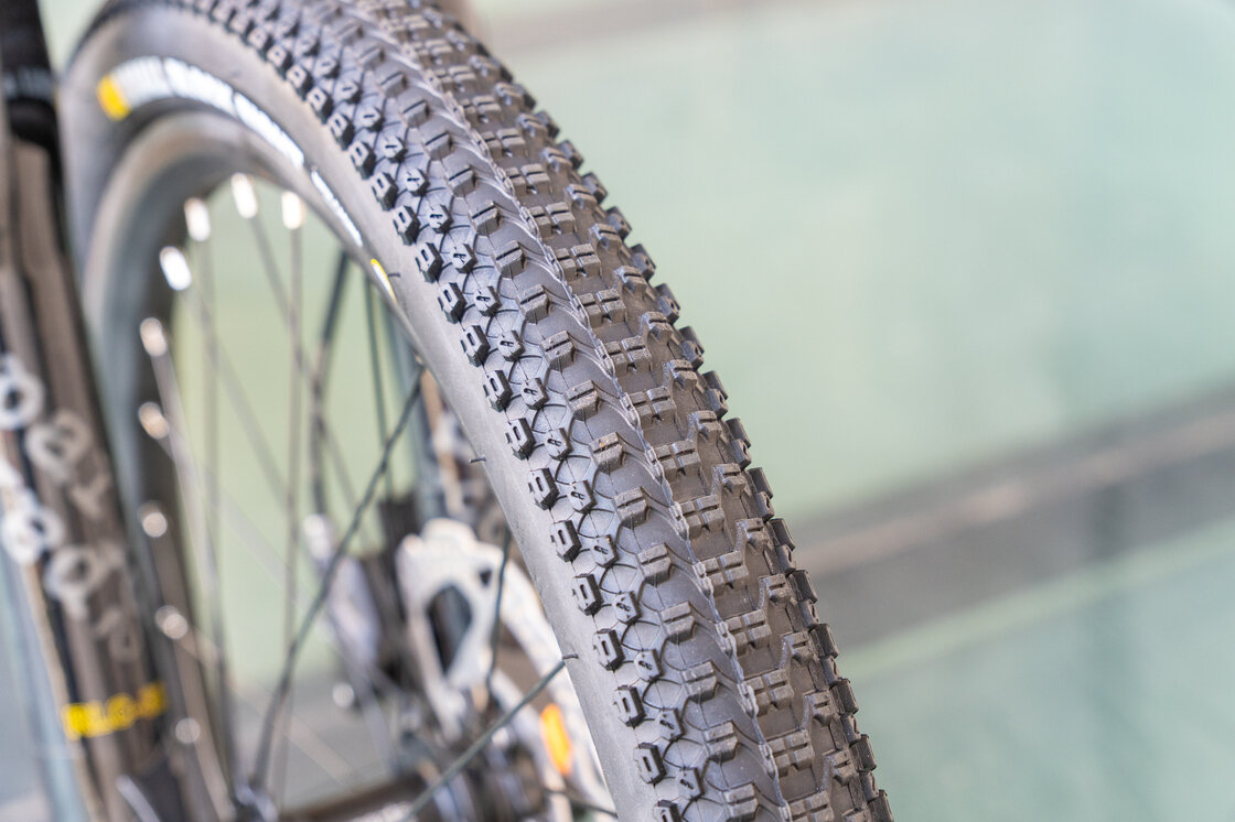 Lekki rowerek amortyzowany KUbikes 20 S MTB DISC Czarny + Laser Gold