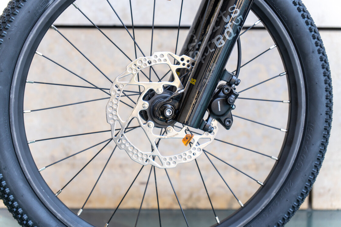 Lekki rowerek amortyzowany KUbikes 20 S MTB DISC Czarny + Laser Gold