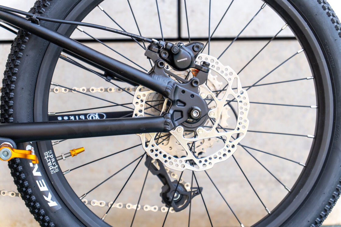 Lekki rowerek amortyzowany KUbikes 20 S MTB DISC Czarny + Laser Gold