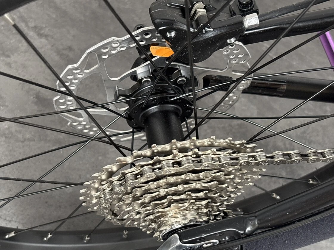 Lekki rowerek amortyzowany KUbikes 20 S MTB DISC Czarny + Laser Purple