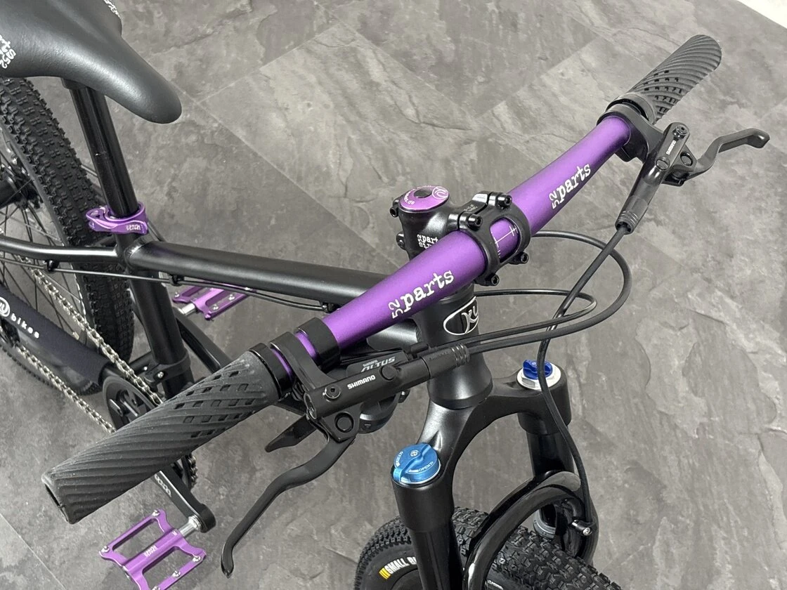 Lekki rowerek amortyzowany KUbikes 20 S MTB DISC Czarny + Laser Purple
