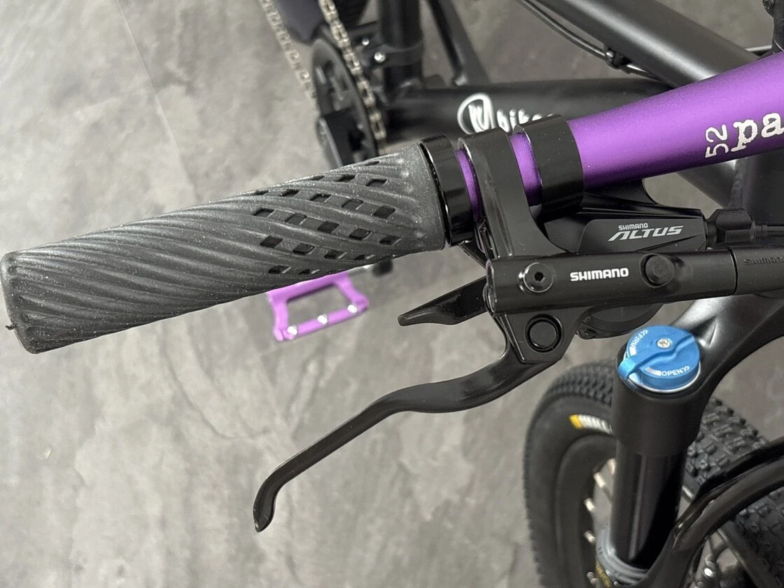 Lekki rowerek amortyzowany KUbikes 20 S MTB DISC Czarny + Laser Purple