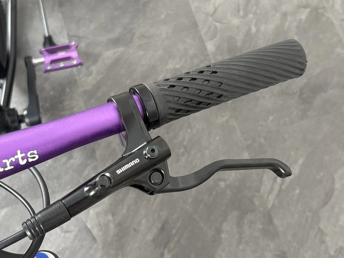 Lekki rowerek amortyzowany KUbikes 20 S MTB DISC Czarny + Laser Purple