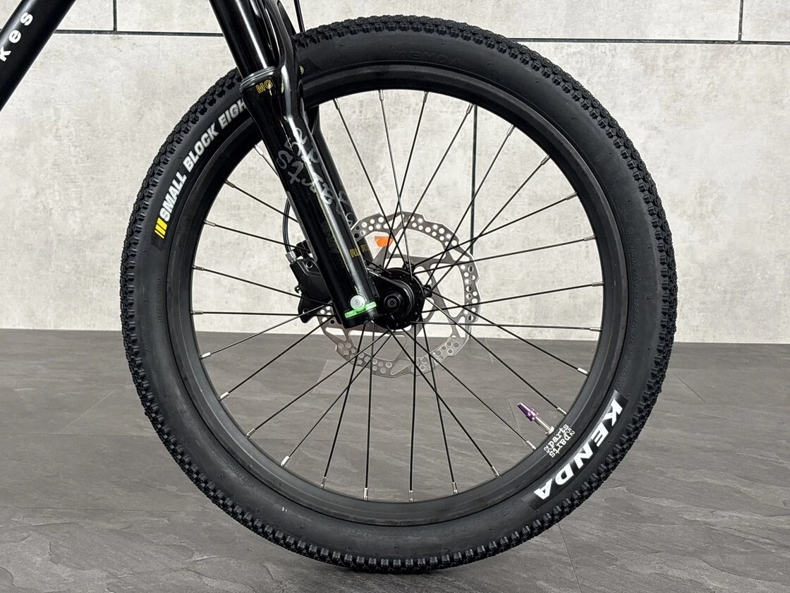 Lekki rowerek amortyzowany KUbikes 20 S MTB DISC Czarny + Laser Purple