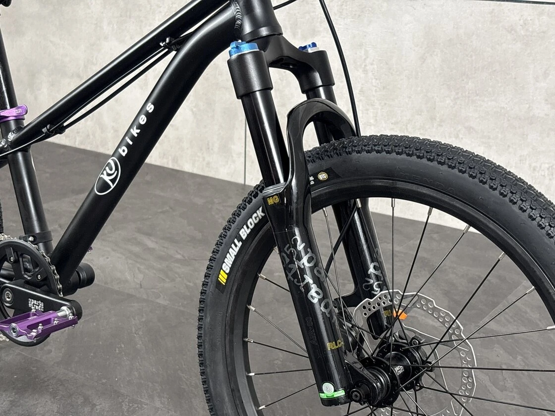 Lekki rowerek amortyzowany KUbikes 20 S MTB DISC Czarny + Laser Purple