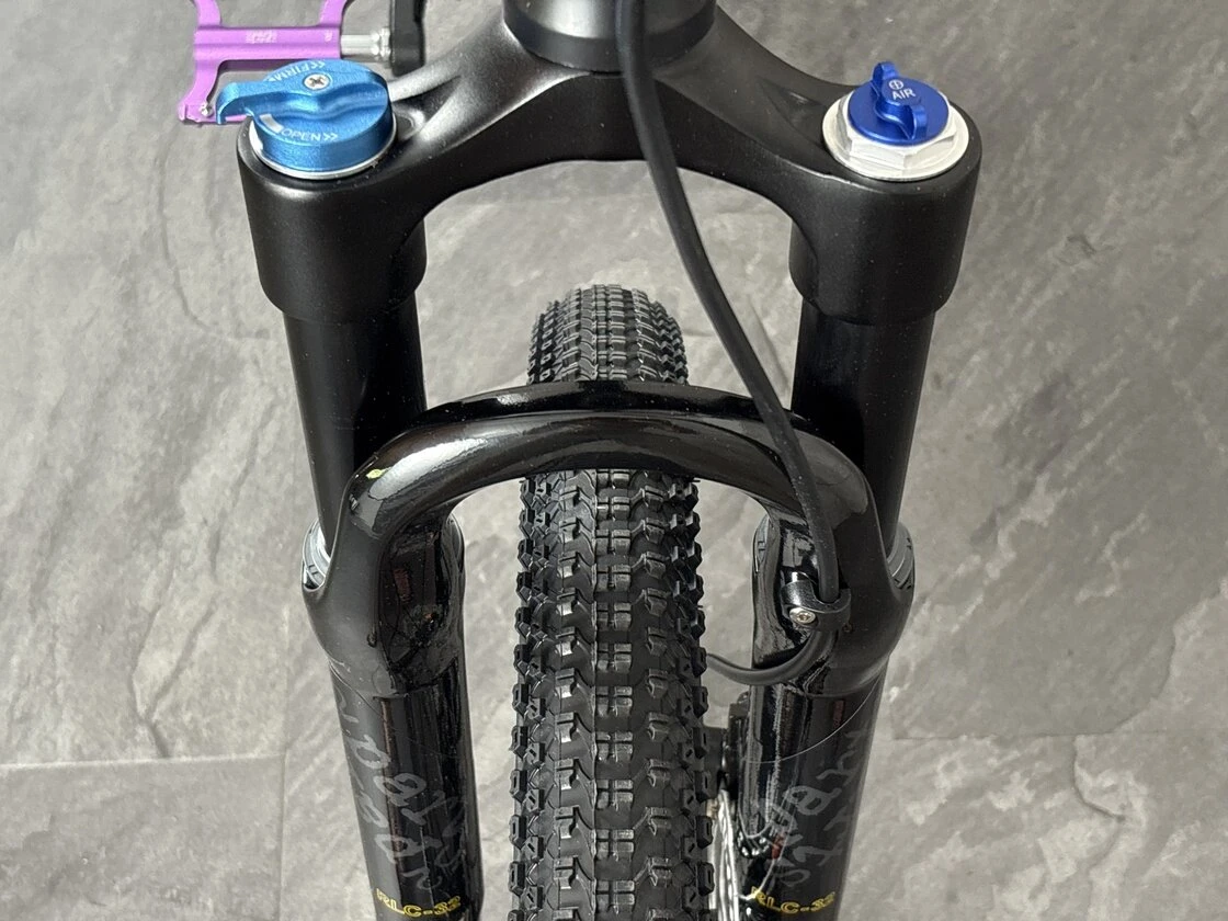 Lekki rowerek amortyzowany KUbikes 20 S MTB DISC Czarny + Laser Purple