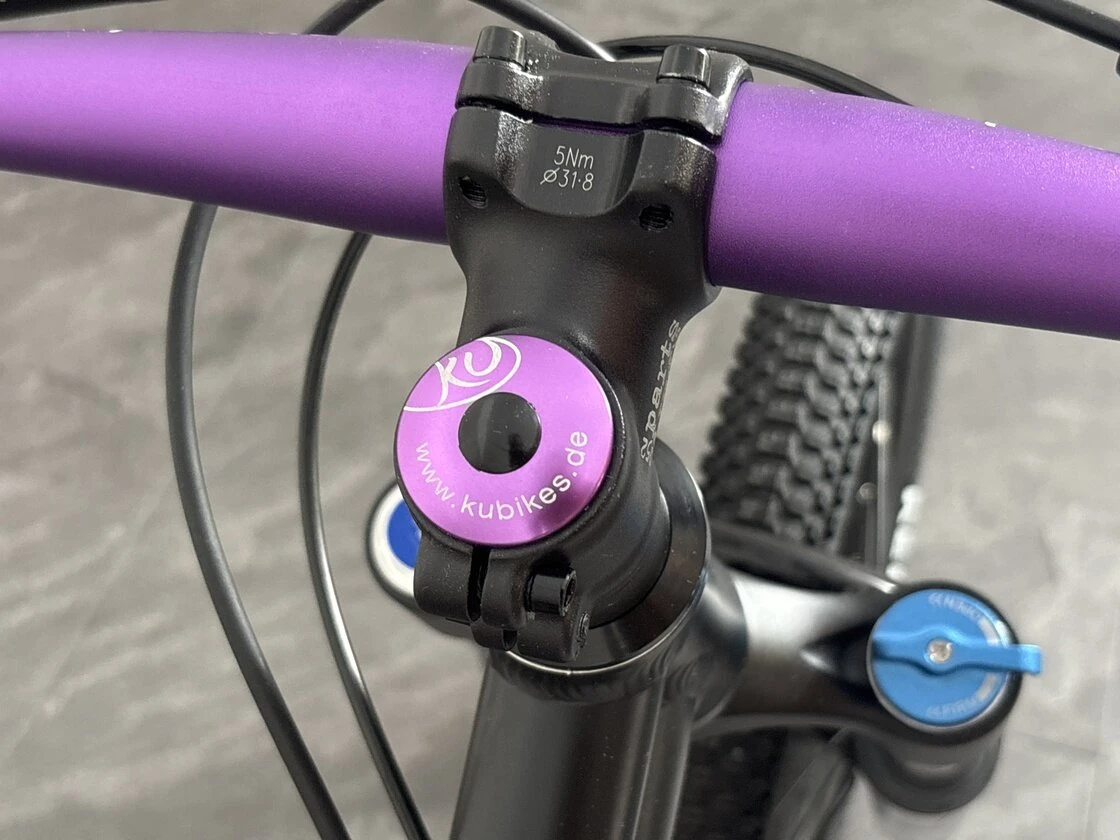 Lekki rowerek amortyzowany KUbikes 20 S MTB DISC Czarny + Laser Purple