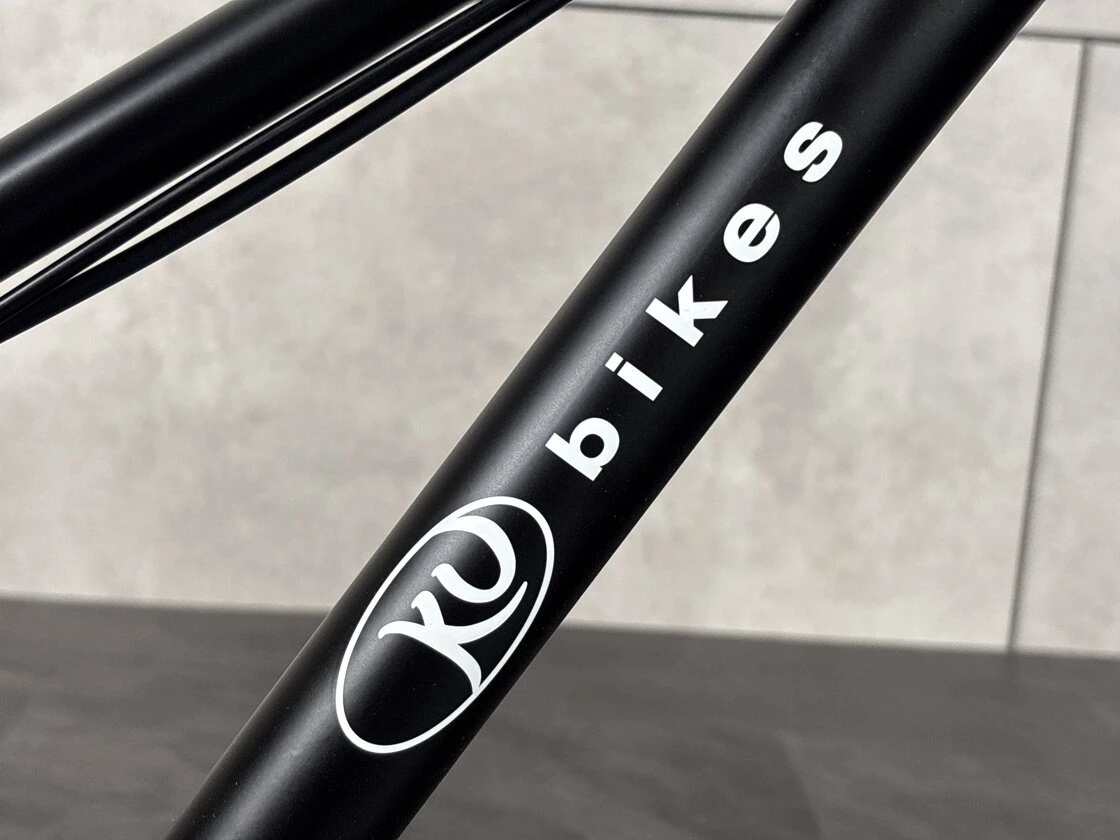 Lekki rowerek amortyzowany KUbikes 20 S MTB DISC Czarny + Laser Purple
