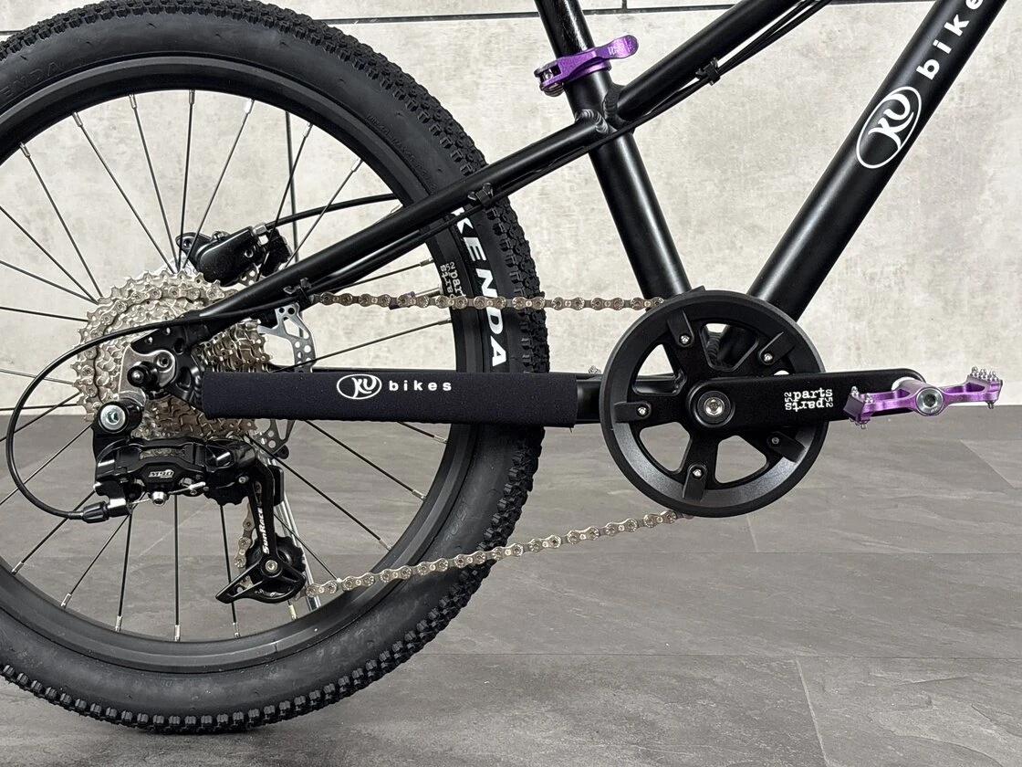 Lekki rowerek amortyzowany KUbikes 20 S MTB DISC Czarny + Laser Purple