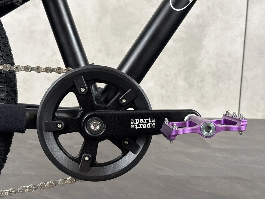 Lekki rowerek amortyzowany KUbikes 20 S MTB DISC Czarny + Laser Purple