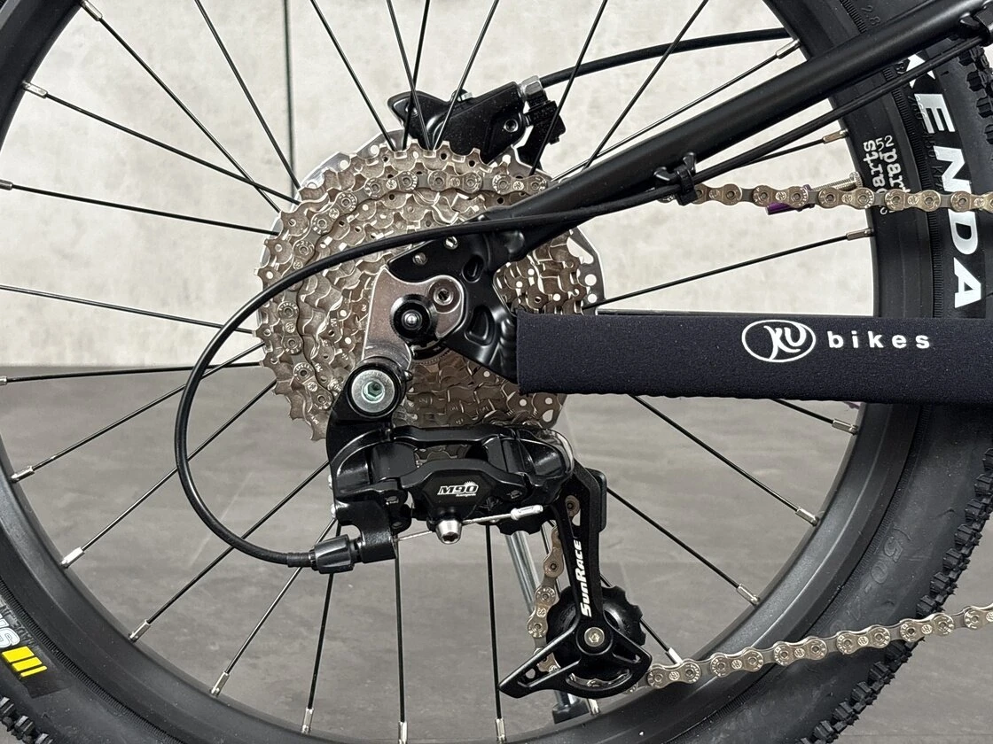 Lekki rowerek amortyzowany KUbikes 20 S MTB DISC Czarny + Laser Purple