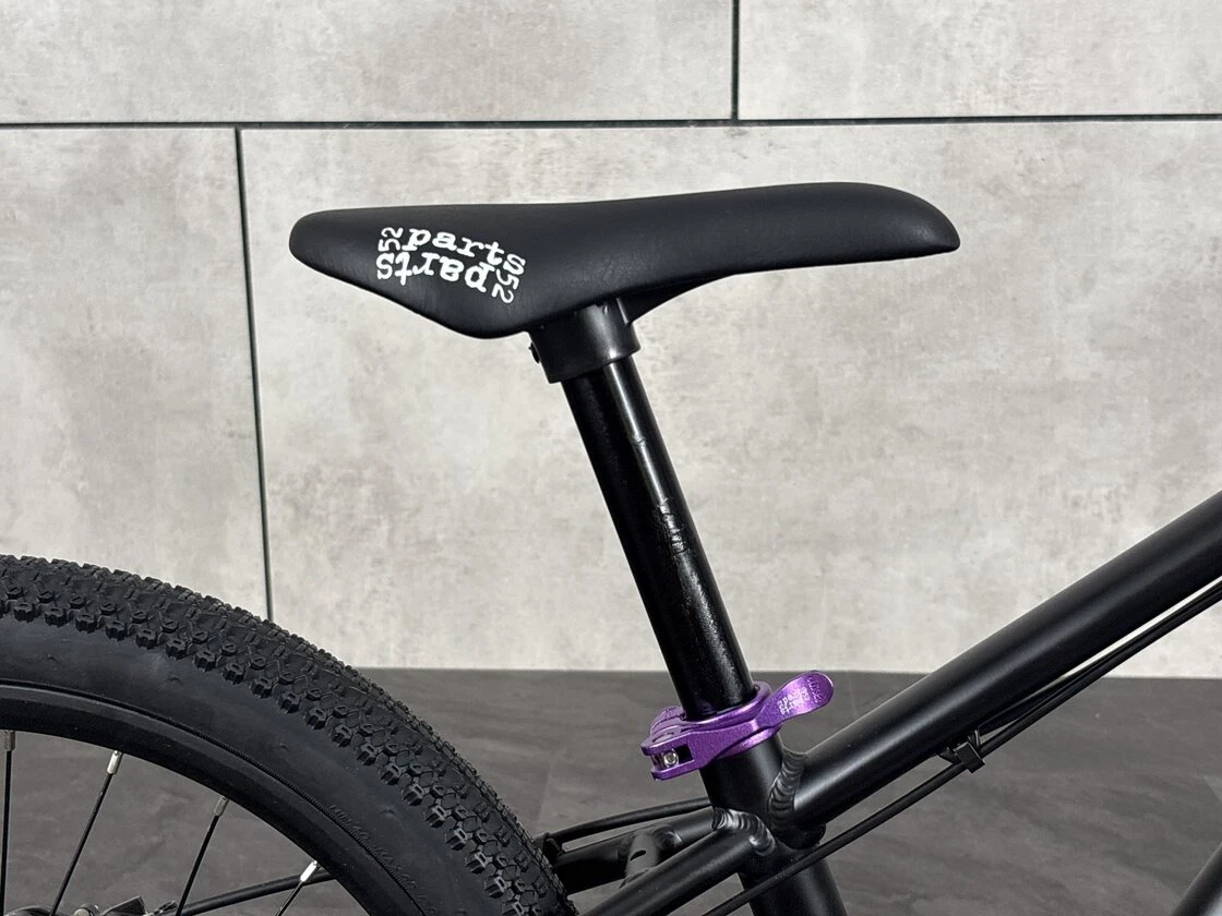 Lekki rowerek amortyzowany KUbikes 20 S MTB DISC Czarny + Laser Purple