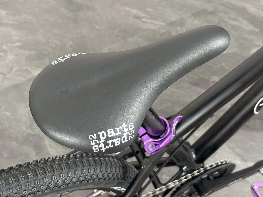 Lekki rowerek amortyzowany KUbikes 20 S MTB DISC Czarny + Laser Purple