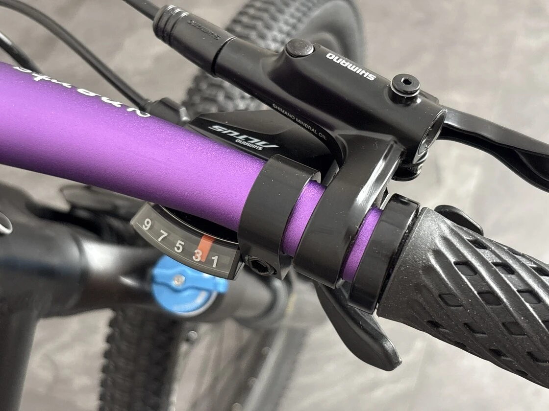 Lekki rowerek amortyzowany KUbikes 20 S MTB DISC Czarny + Laser Purple