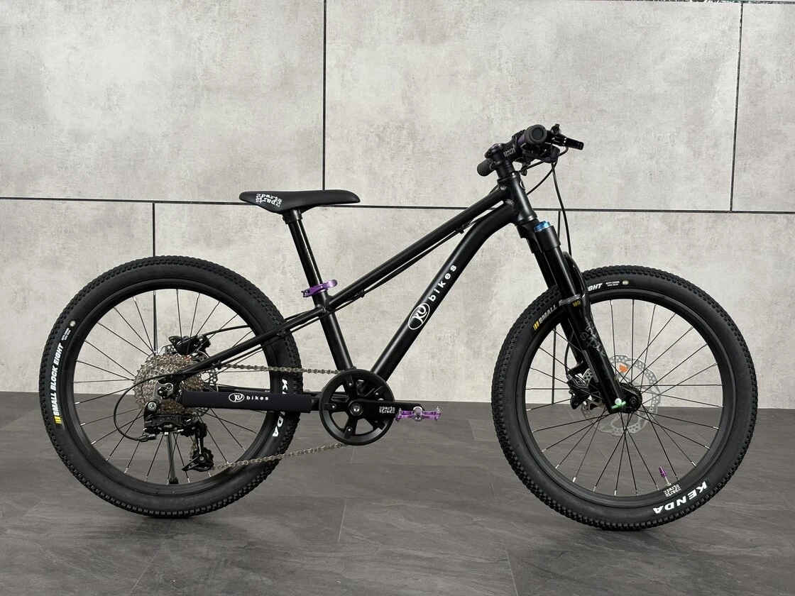 Lekki rowerek amortyzowany KUbikes 20 S MTB DISC Czarny + Laser Purple